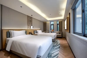 Business Twin Room | Desk, laptop workspace, blackout drapes, soundproofing