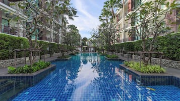 Una piscina al aire libre