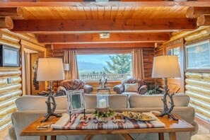 Téléviseur, foyer, livres