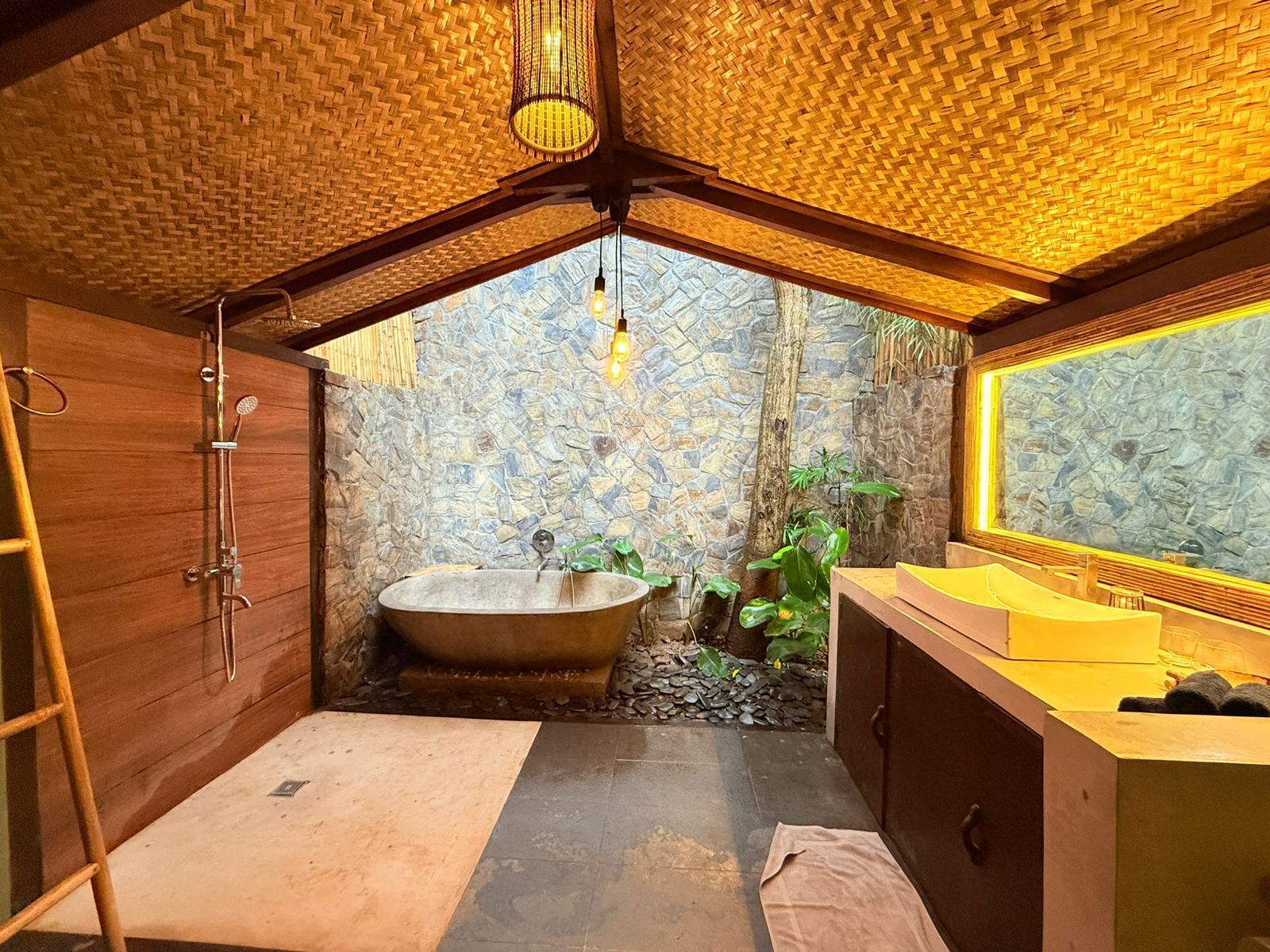 Bruser, hårtørrer, bidet, håndklæder