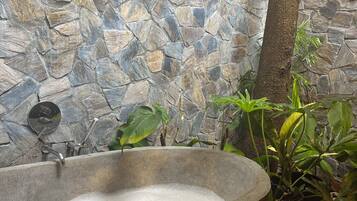 Een douche, een haardroger, een bidet, handdoeken