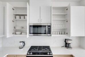 Refrigerador, microondas, horno y parrilla de estufa 