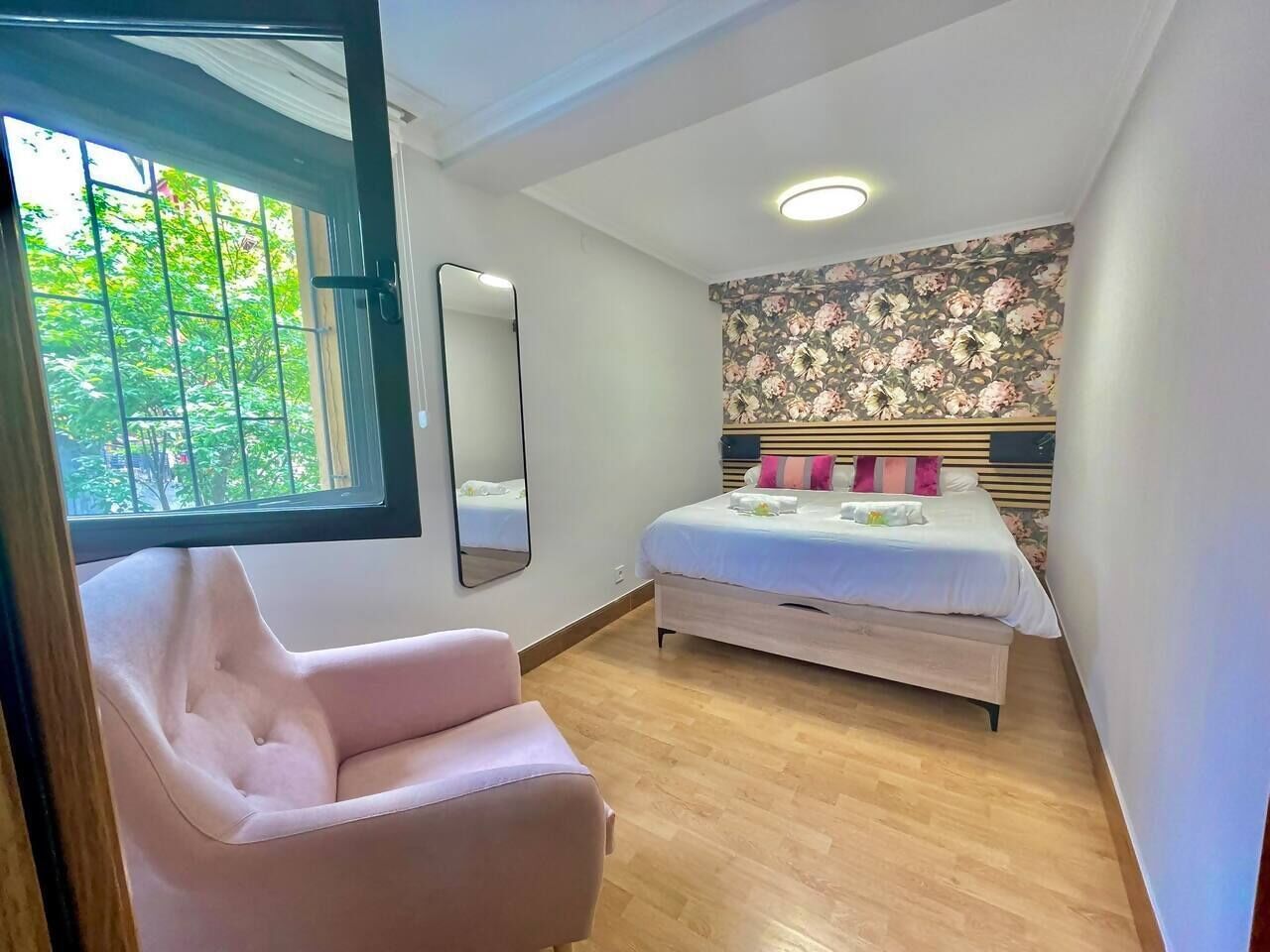 1 makuuhuone, vauvan matkasänky, vuodevaatteet