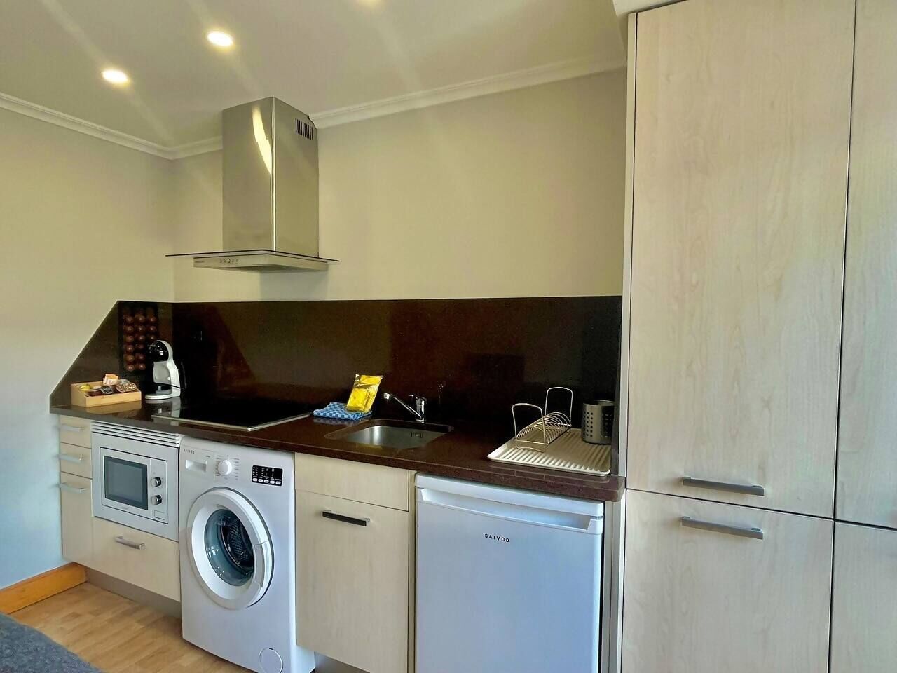 Jääkaappi, mikroaaltouuni, leivänpaahdin