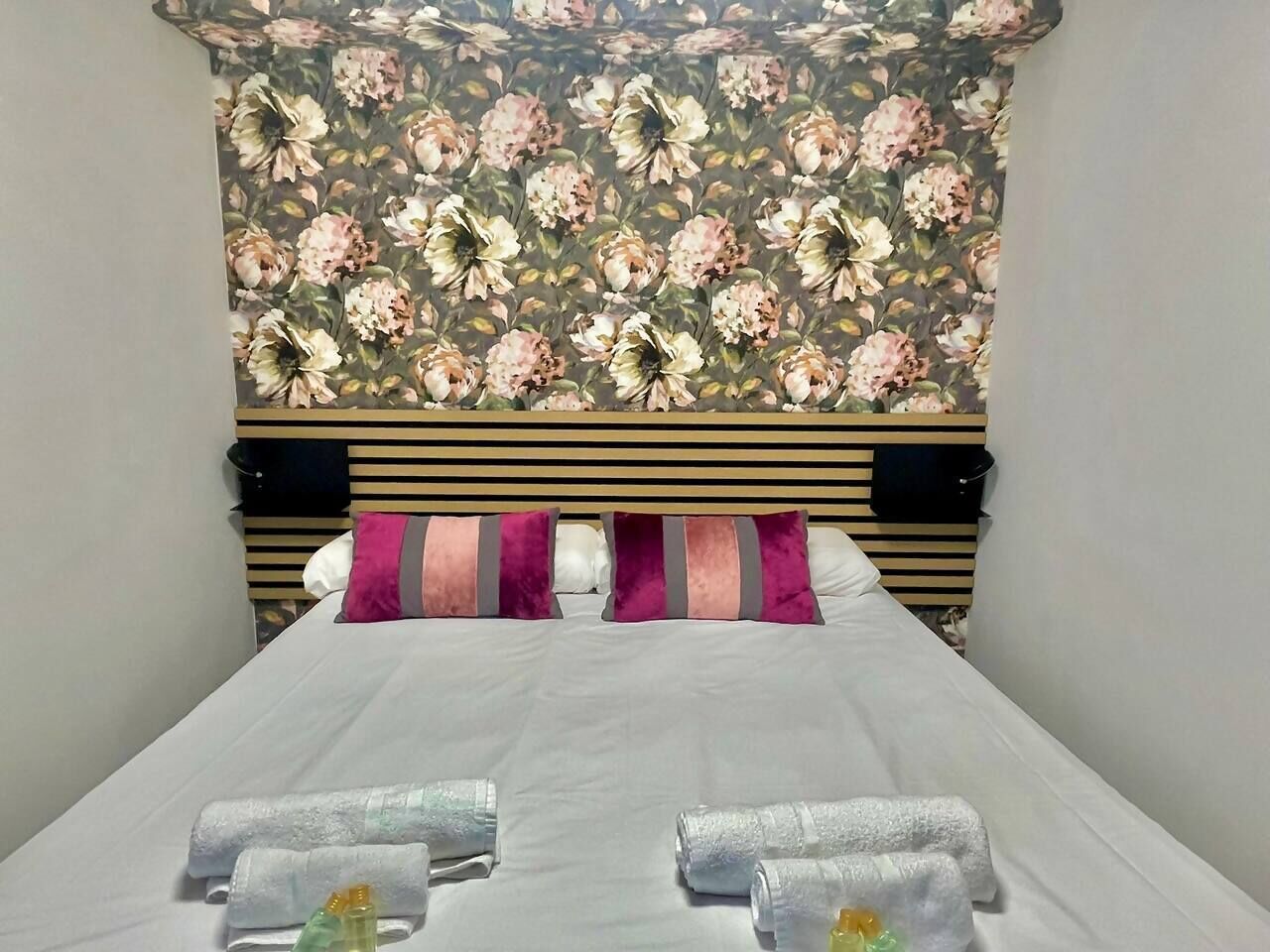 1 habitación, cuna de viaje y ropa de cama 