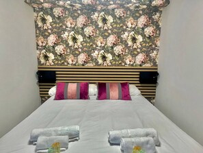 Cuna de viaje y ropa de cama 