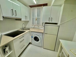 Geladeira, micro-ondas, torradeira