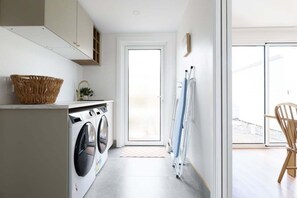 Interior - South Launceston Gem, Minutes to Cataract Gorge (Launceston City)