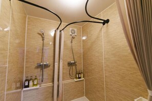 Kostenlose Toilettenartikel, Haartrockner, Hausschuhe, Handtücher