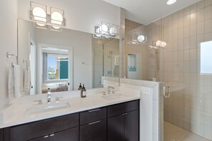 Een douche, een haardroger, handdoeken, zeep