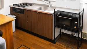 A compact kitchen with a gas stove, sink, dishwasher, and a built-in oven. - Residential accommodation with barbecue in Nikko forest Forest Bird (日光市)