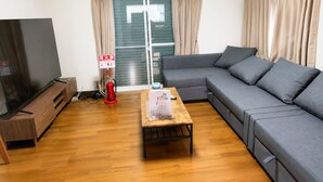 A living room with a sofa, a coffee table, a television, and a fire extinguisher. - Residential accommodation with barbecue in Nikko forest Forest Bird (日光市)