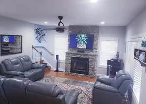 Smart-TV, peis, DVD-spiller og bøker