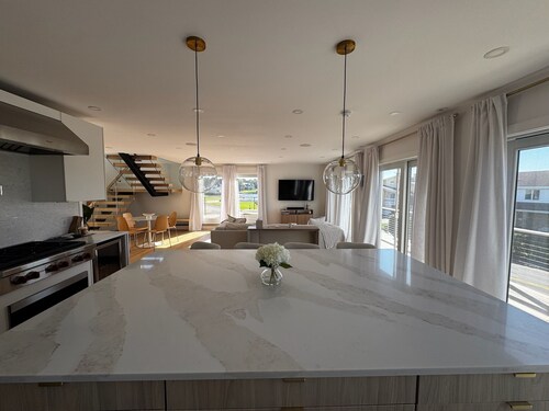 Beachside Coastal Retreat: Breathtaking Views