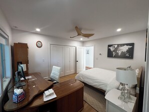 3 chambres, coffre-fort, bureau, fer et planche à repasser