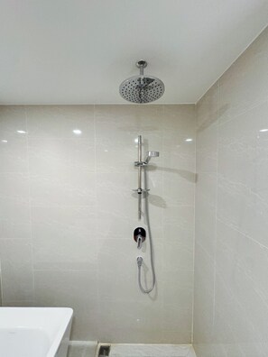 Apartment, Balkon | Badezimmer