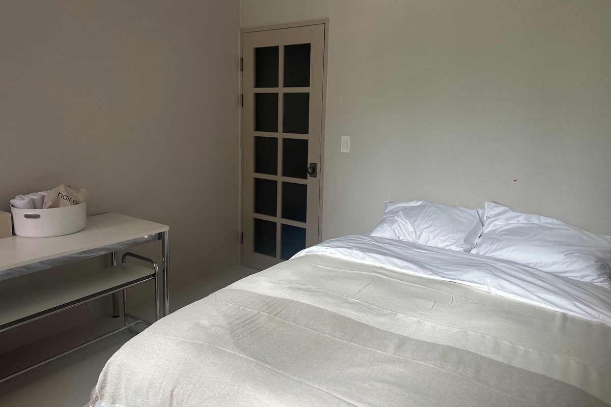 Basic Room, 1 Queen Bed, Non Smoking, Air conditioning | Free WiFi