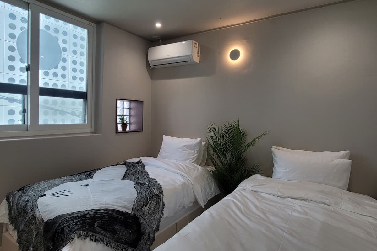 Deluxe Twin Room, Multiple Beds, Non Smoking, Air conditioning | WiFi (free)