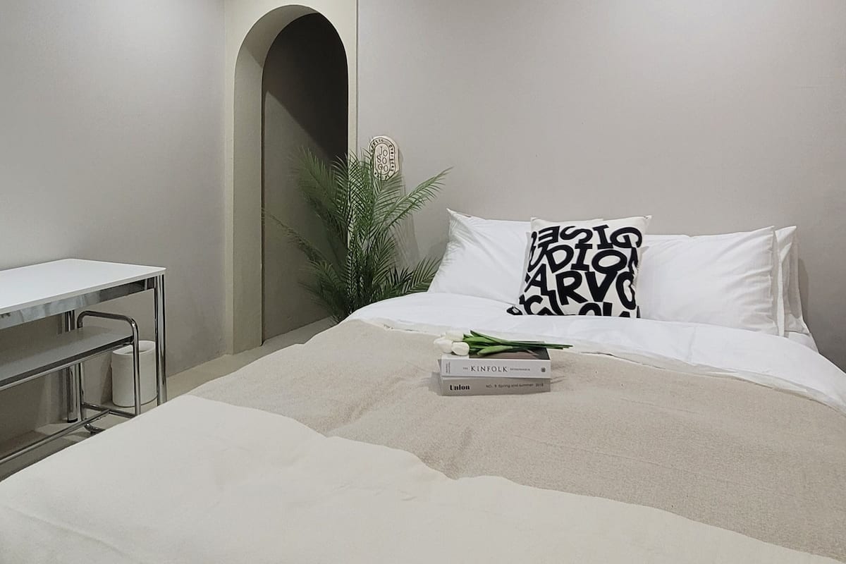Classic Room, 1 Queen Bed, Non Smoking, Air conditioning | Free WiFi