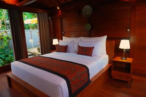 Luxury Cottage, Balcony, Garden View | Desk, laptop workspace, bed sheets