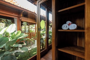 Luxury Cottage, Balcony, Garden View | Wardrobe