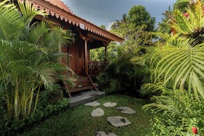 Luxury Cottage, Balcony, Garden View | BBQ/picnic area