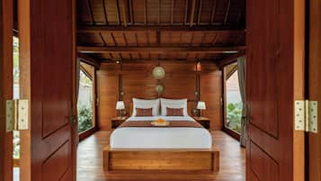 Luxury Cottage, Balcony, Garden View | Desk, laptop workspace, bed sheets