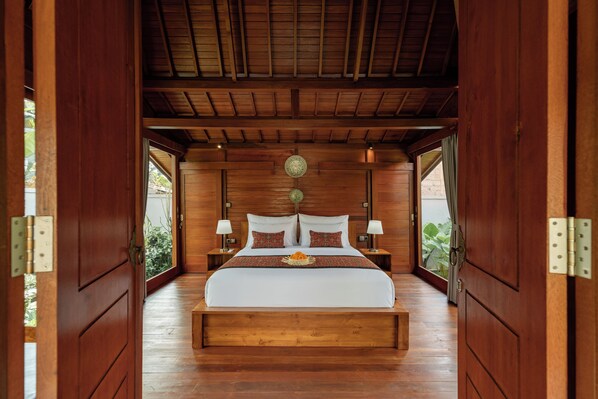 Luxury Cottage, Balcony, Garden View | Desk, laptop workspace, bed sheets