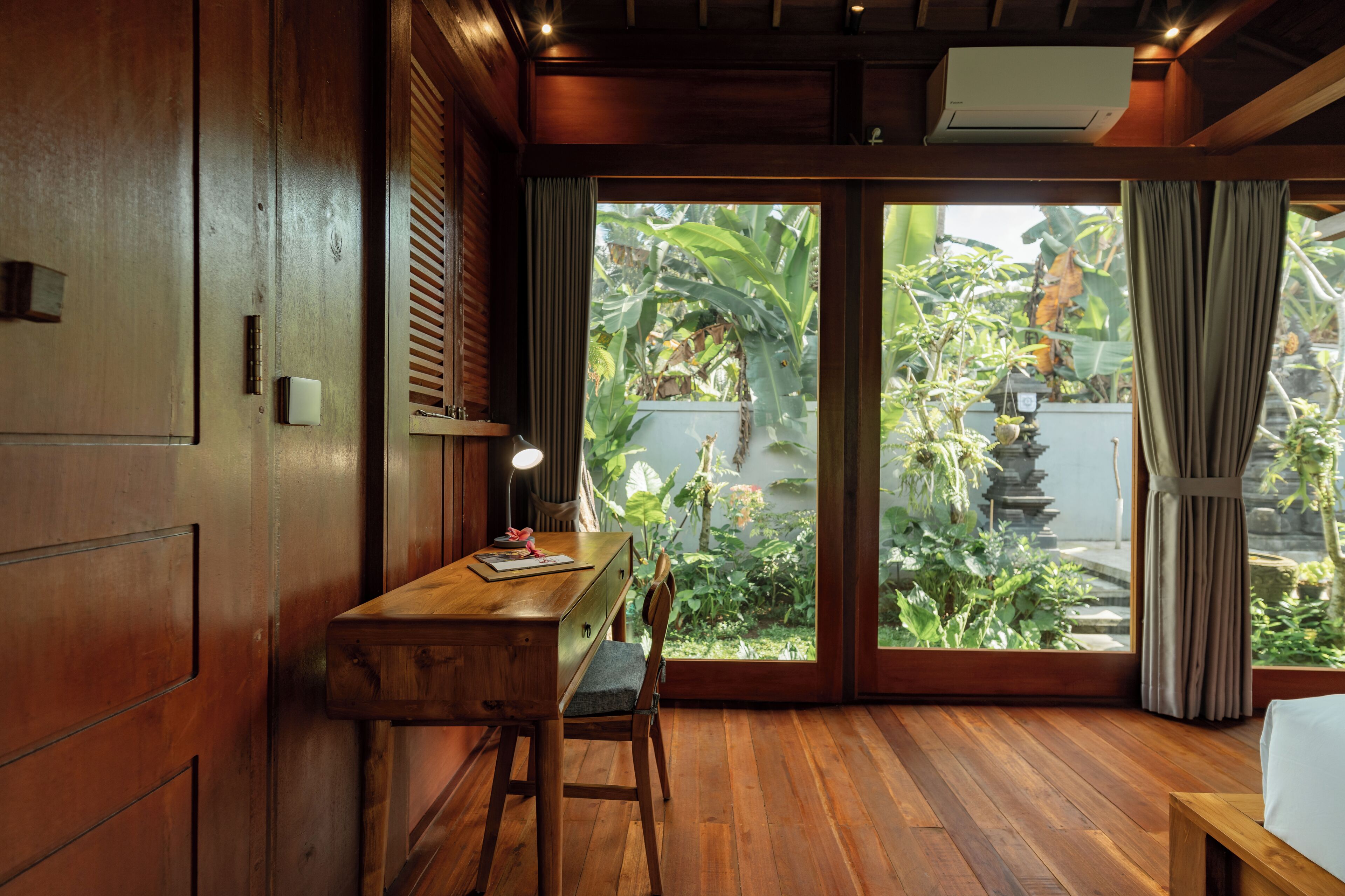 Lyxstuga - balkong - utsikt mot trädgården | Utsikt mot trädgården