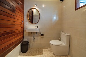 Casa de campo de lujo, balcón, vista al jardín | Baño | Amenidades de baño gratuitas, toallas, jabón, shampoo 