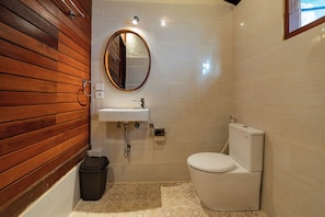 Casa de campo de lujo, balcón, vista al jardín | Baño | Amenidades de baño gratuitas, toallas, jabón, shampoo