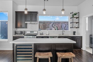 Mikrobølgeovn, ovn, kokeplater og oppvaskmaskin