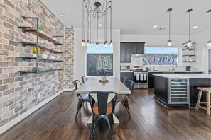 Four à micro-ondes, un four, surface de cuisson, lave-vaisselle