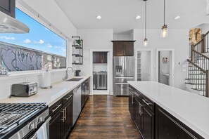 Four à micro-ondes, un four, surface de cuisson, lave-vaisselle