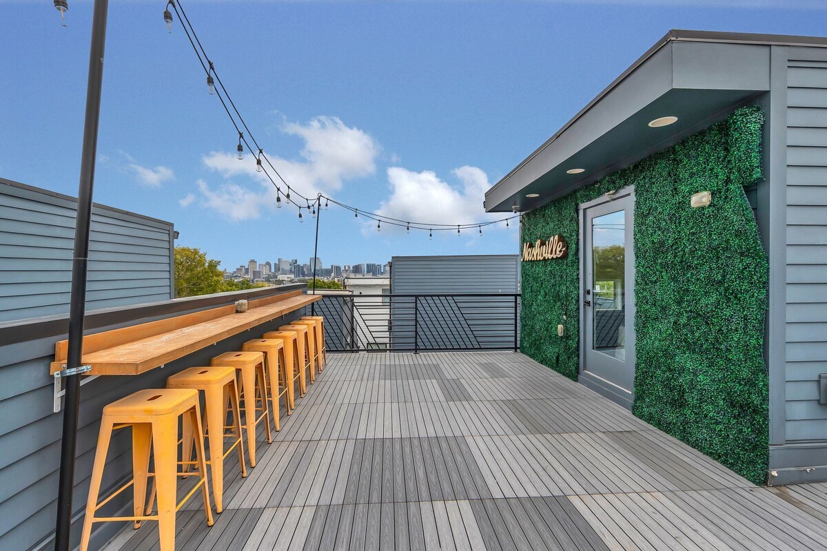 Mega Getaway! 24 beds! 2 Rooftops Close to DT! All the space you'll need!