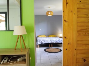 1 dormitorio, tabla de planchar con plancha, wifi y ropa de cama