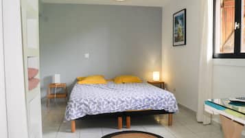 1 dormitorio, tabla de planchar con plancha, wifi y ropa de cama