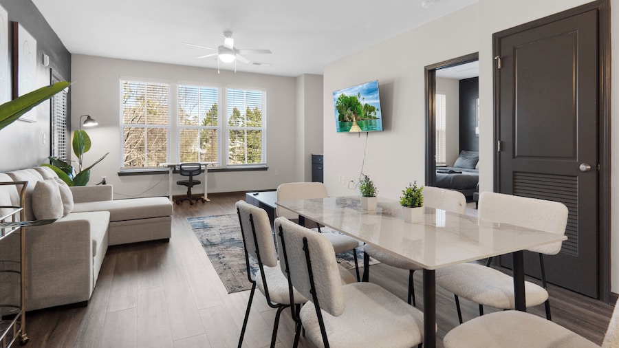 Luxe King 3BR Suite in North Raleigh