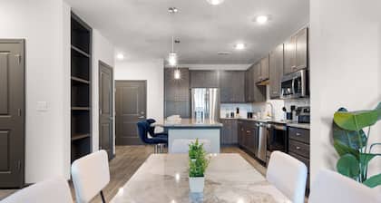 Luxe King 3BR Suite in North Raleigh