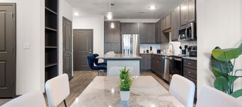 Luxe King 3BR Suite in North Raleigh