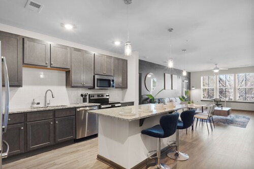 Luxe King 3BR Suite in North Raleigh