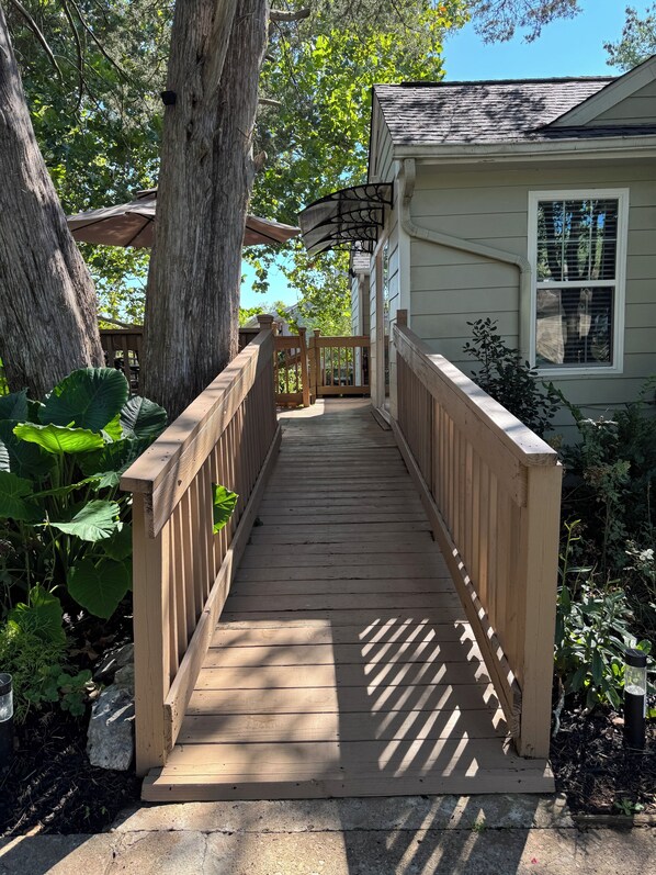 Property grounds - Convenient, cozy home surrounded by trees, 6 miles to BNA, 13 miles to downtown. (Hermitage)