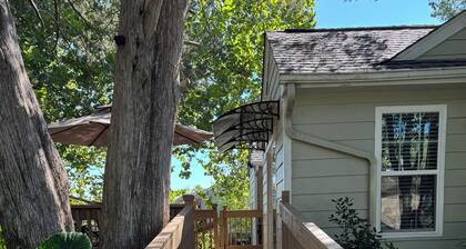 Convenient, cozy home surrounded by trees, 6 miles to BNA, 13 miles to downtown.