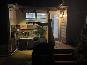 Fridge, microwave, oven, stovetop - Convenient, cozy home surrounded by trees, 6 miles to BNA, 13 miles to downtown. (Hermitage)