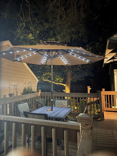 Convenient, cozy home surrounded by trees, 6 miles to BNA, 13 miles to downtown.