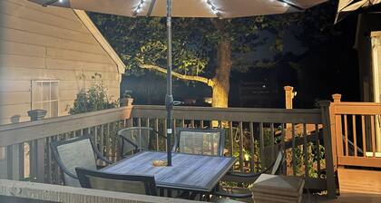 Convenient, cozy home surrounded by trees, 6 miles to BNA, 13 miles to downtown.