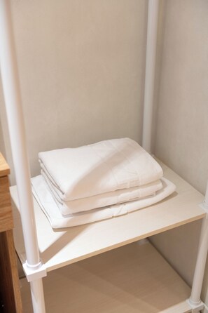 Standard Twin Room | Desk, free WiFi