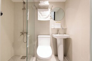 Habitación familiar con 2 camas individuales | Baño | Regadera, secadora de cabello, toallas, jabón 