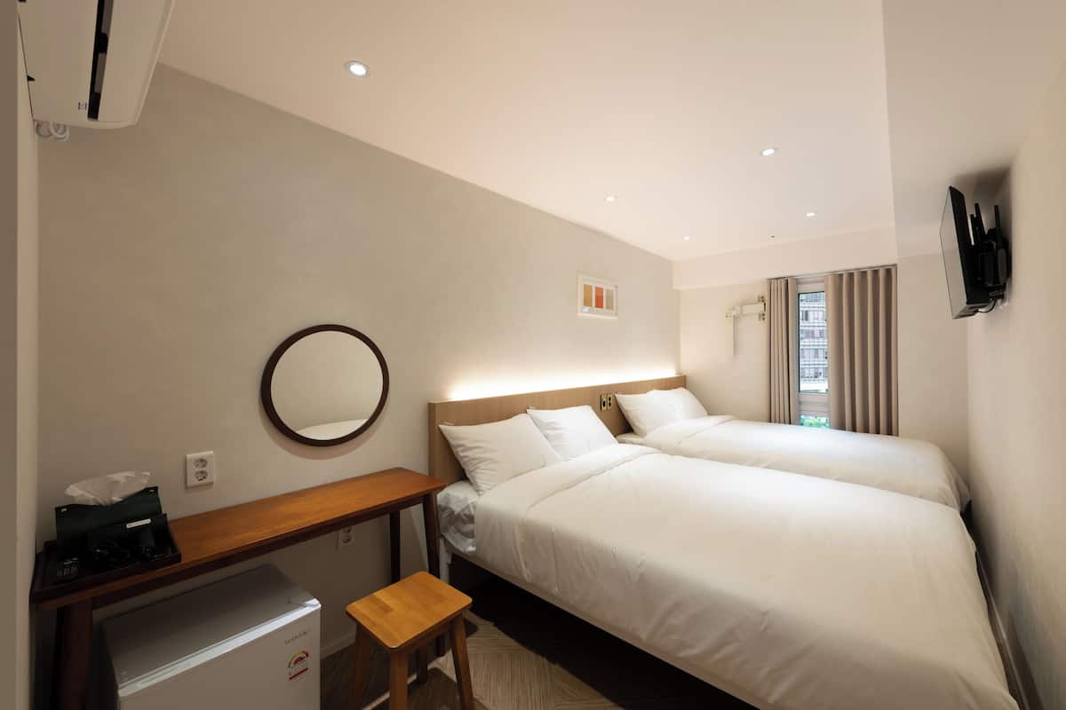 Family Twin Room | Desk, free WiFi