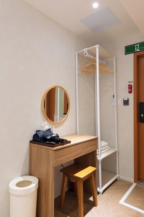 Standard Twin Room | Desk, free WiFi